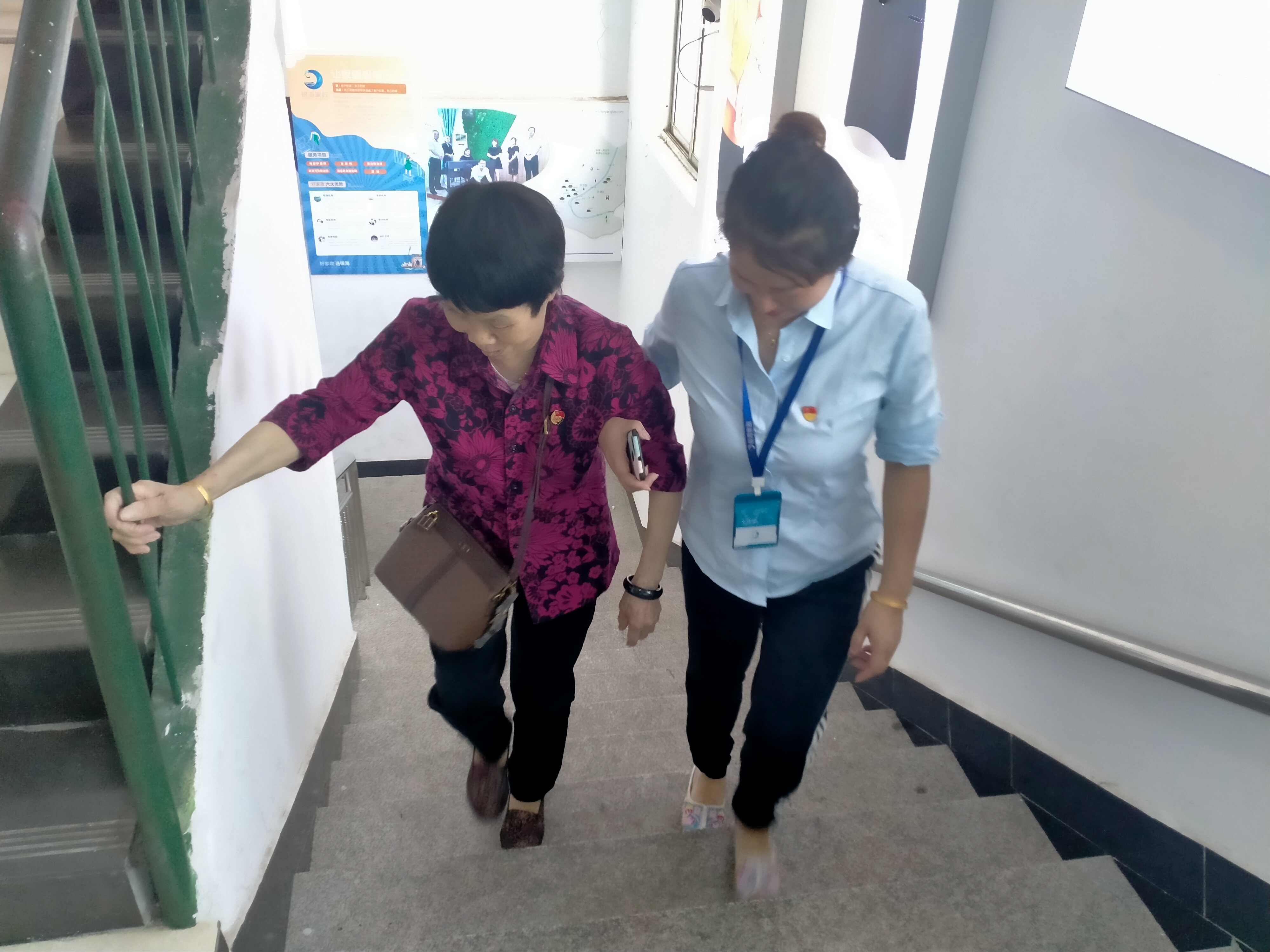 �q�轻党员接老党员参观银���培训学�? width=