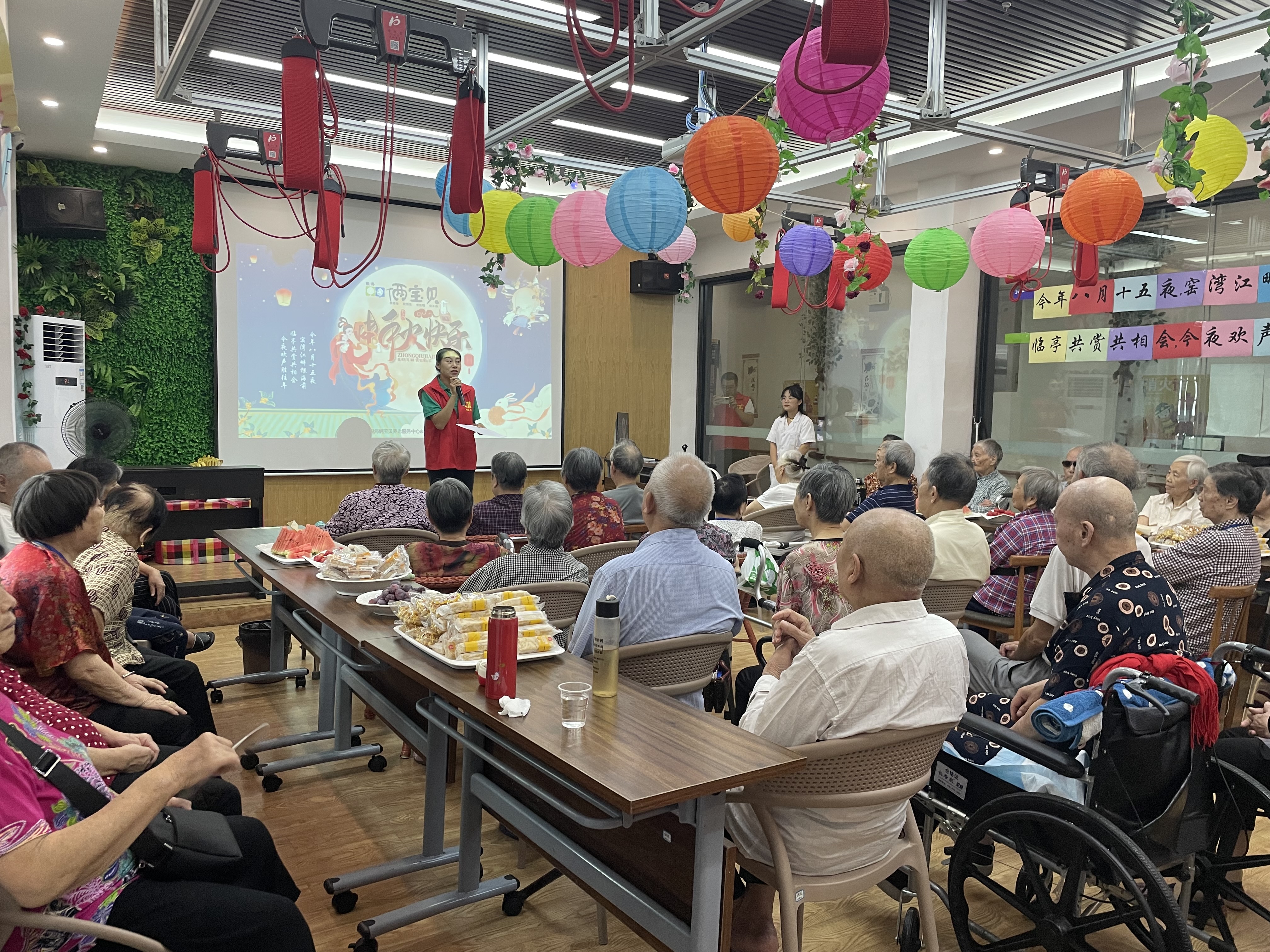 猜燈謎、嘗月餅、品思念