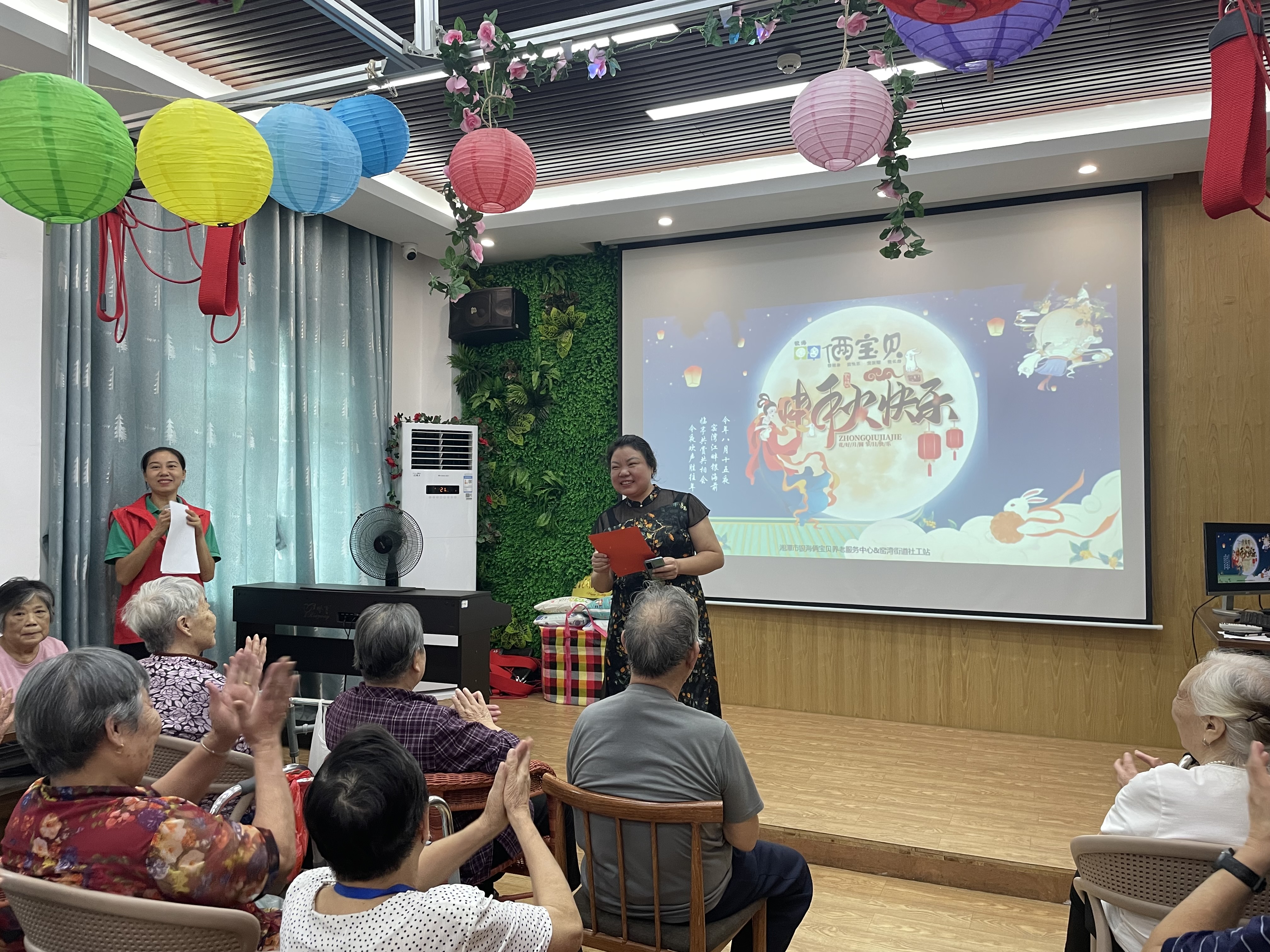 猜燈謎、嘗月餅、品思念