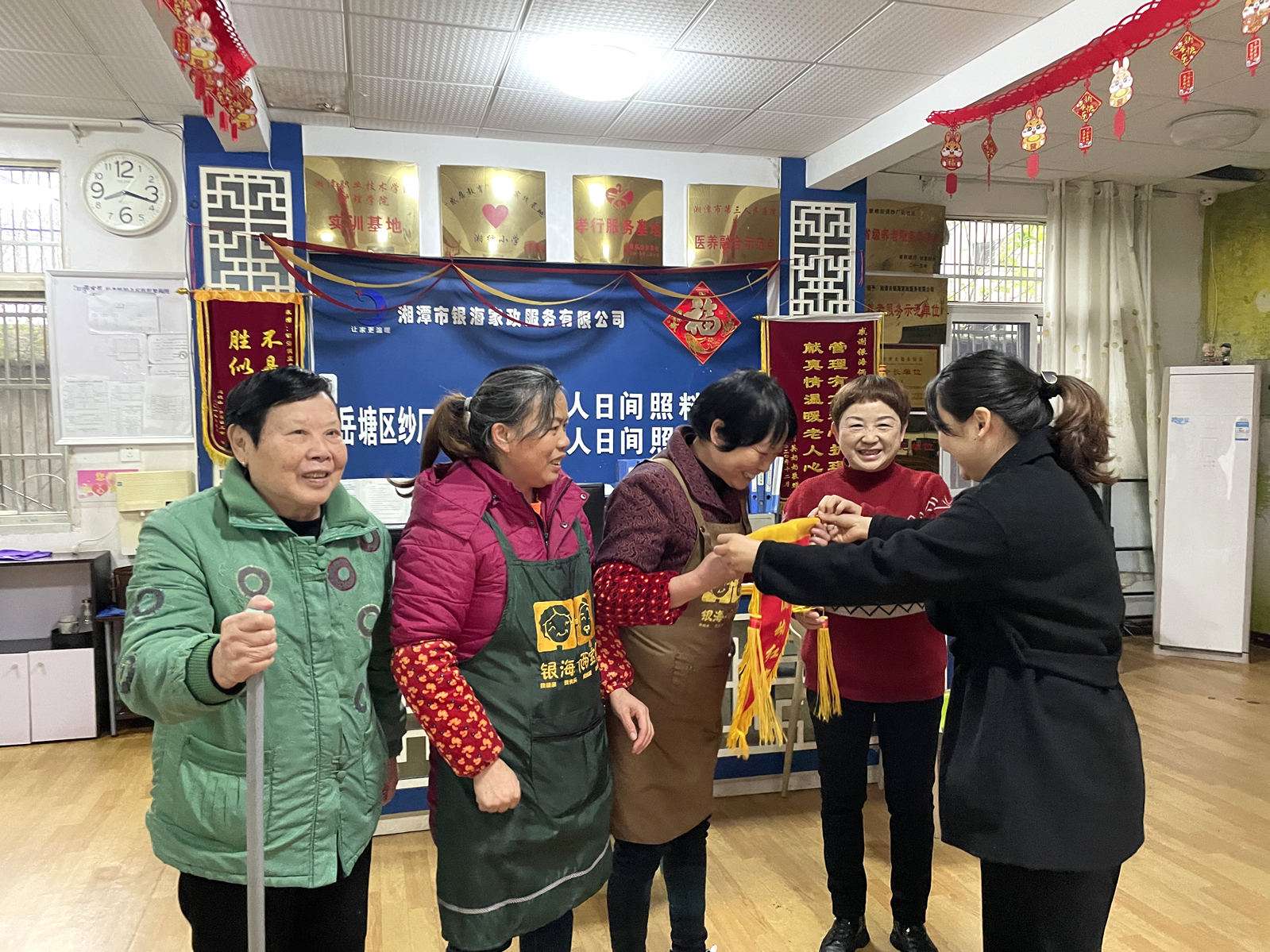 周書(shū)記頒發(fā)“流動(dòng)紅旗”