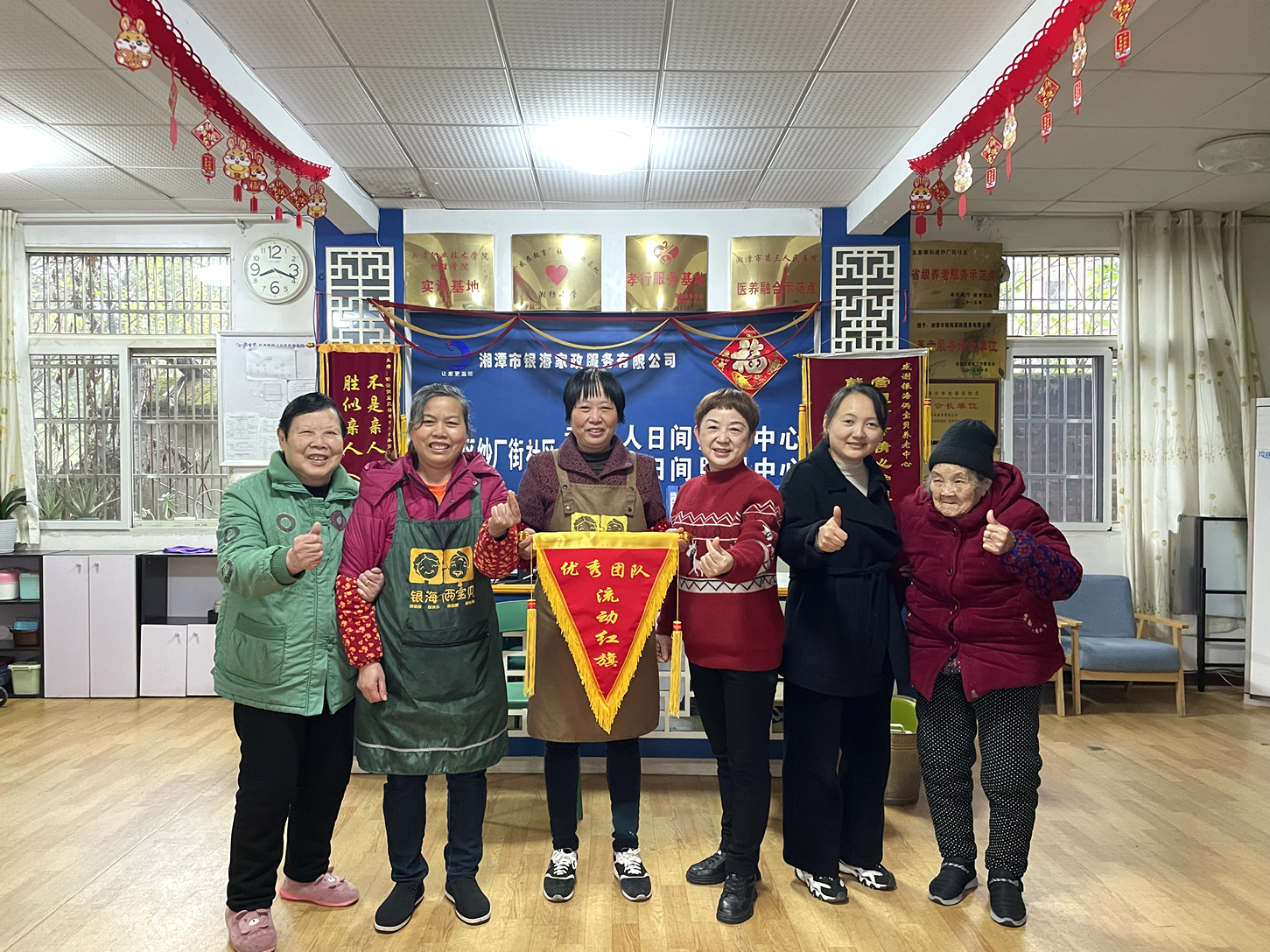 周書(shū)記頒發(fā)“流動(dòng)紅旗”