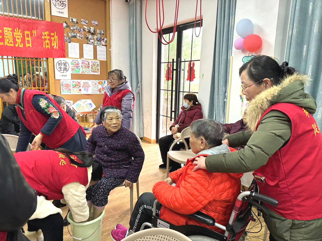 志愿者們?yōu)殚L者剪發(fā)、洗腳修指甲、按摩等