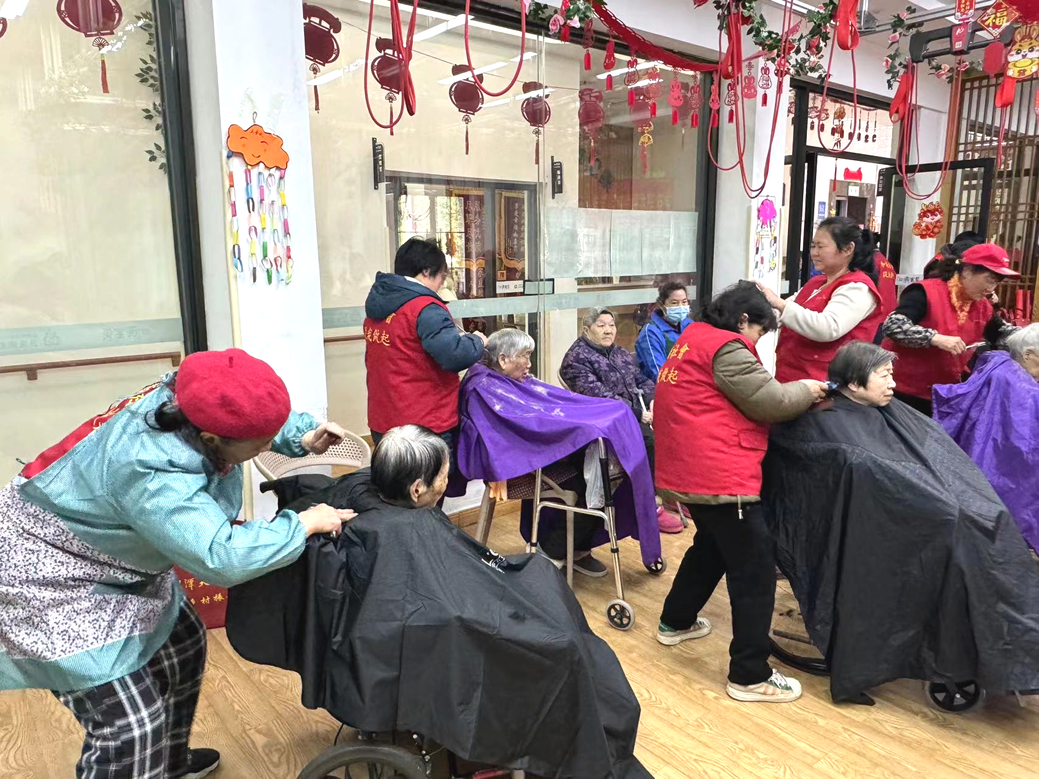 志愿者們?yōu)殚L者剪發(fā)、洗腳修指甲、按摩等