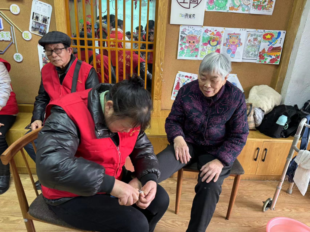 志愿者們?yōu)殚L者剪發(fā)、洗腳修指甲、按摩等