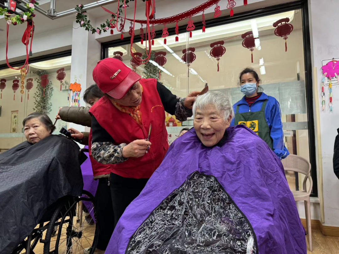 志愿者們?yōu)殚L者剪發(fā)、洗腳修指甲、按摩等