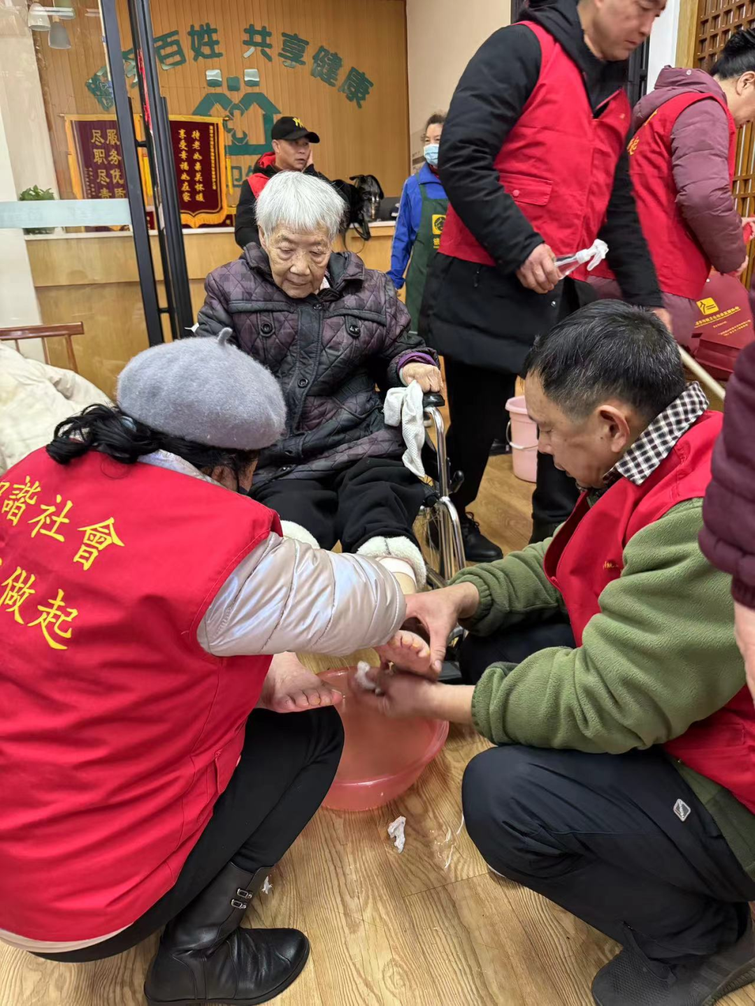 志愿者們?yōu)殚L者剪發(fā)、洗腳修指甲、按摩等
