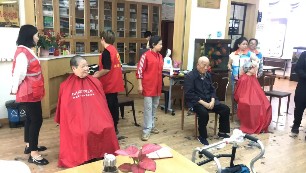 鄧葉平為爺爺奶奶理發(fā)剃須、剪指甲