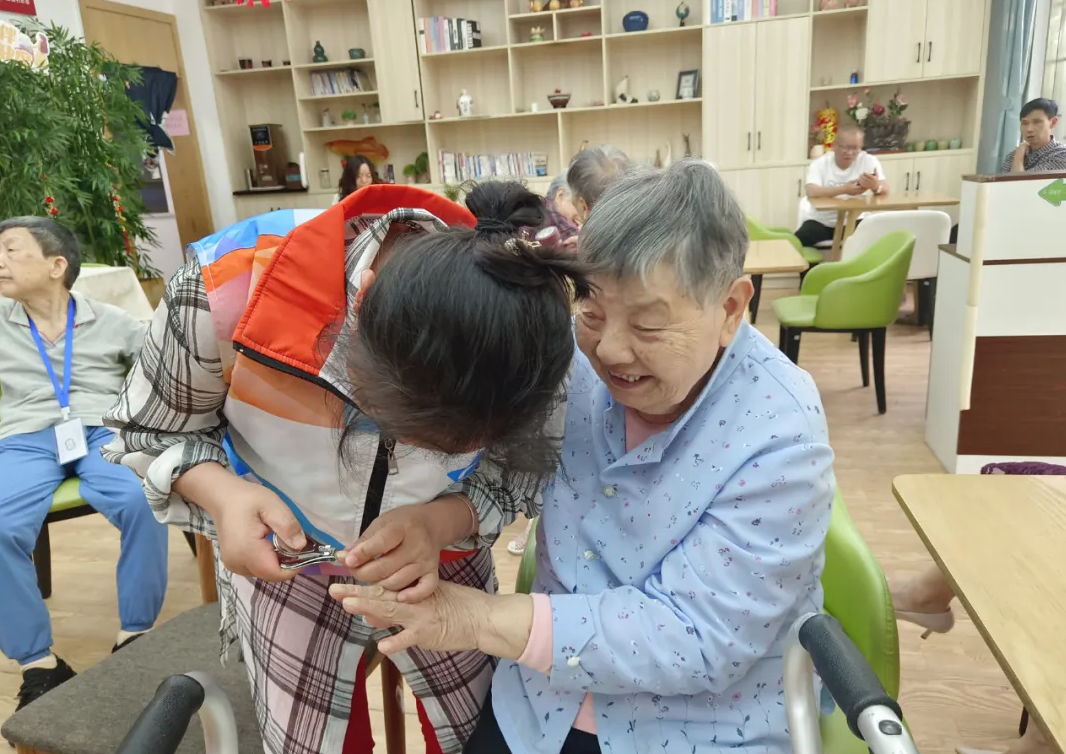 鄧葉平為爺爺奶奶理發(fā)剃須、剪指甲