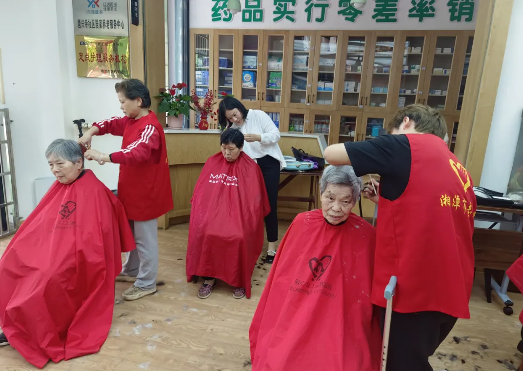 鄧葉平為爺爺奶奶理發(fā)剃須、剪指甲