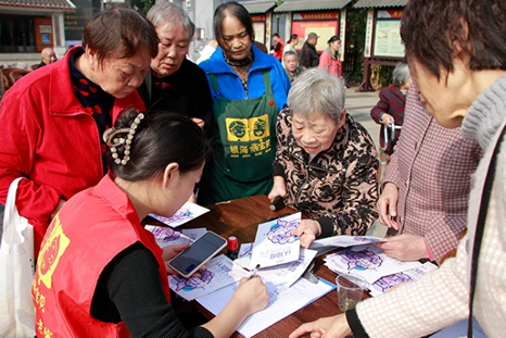 趣味健身情意濃，長者笑顏暖金秋！